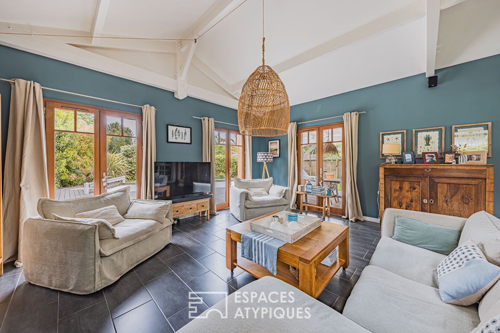 Superb Villa draped in Red Cedar in La Hume