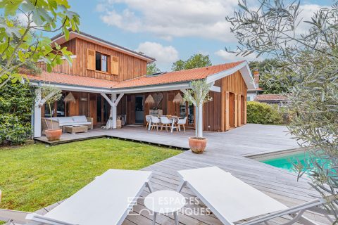 Superb Villa draped in Red Cedar in La Hume