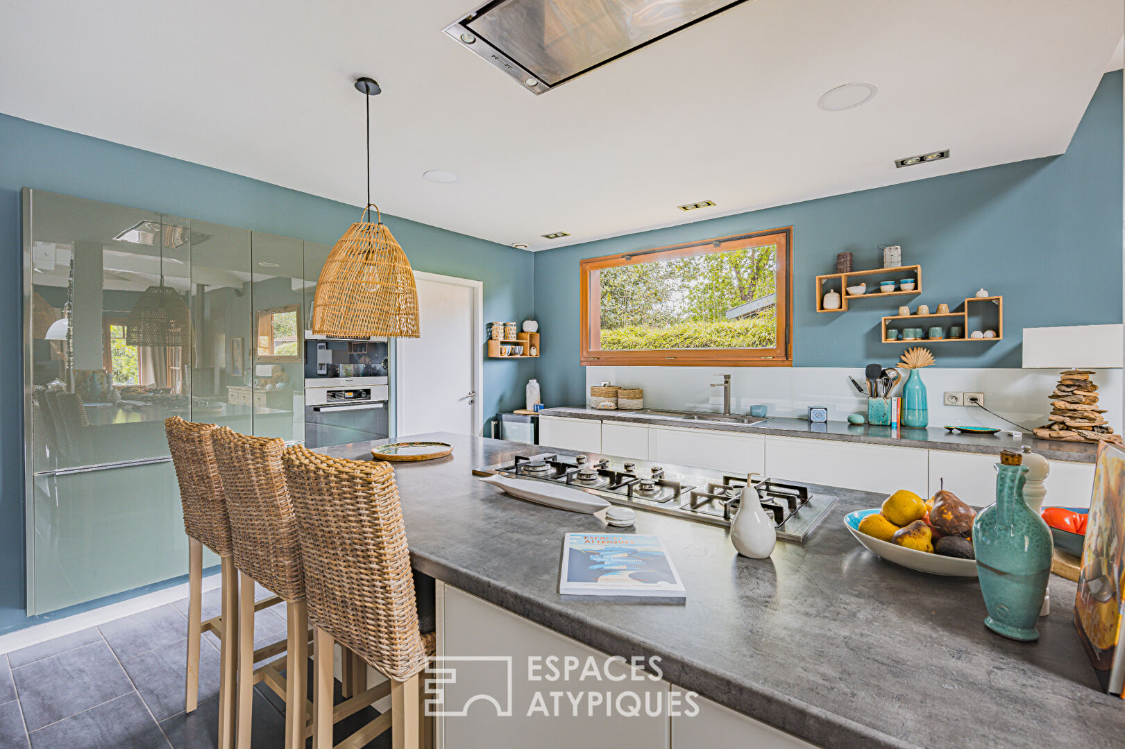 Superb Villa draped in Red Cedar in La Hume