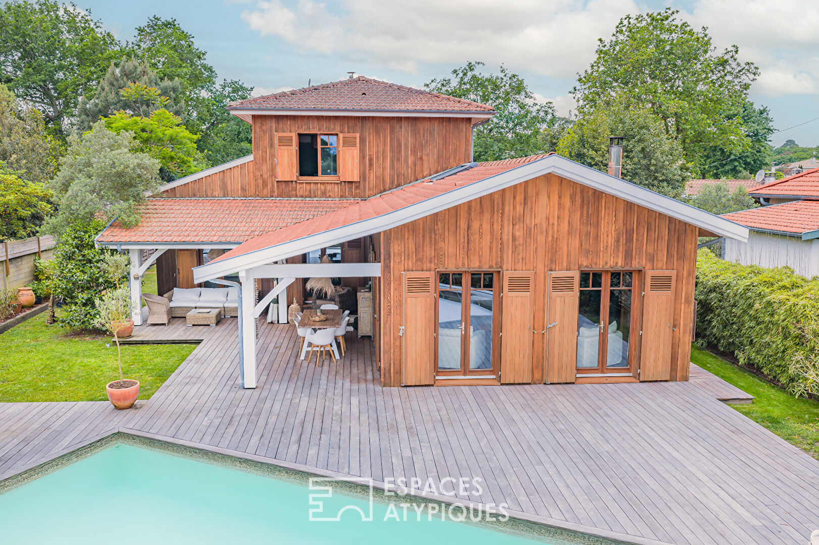 Superb Villa draped in Red Cedar in La Hume