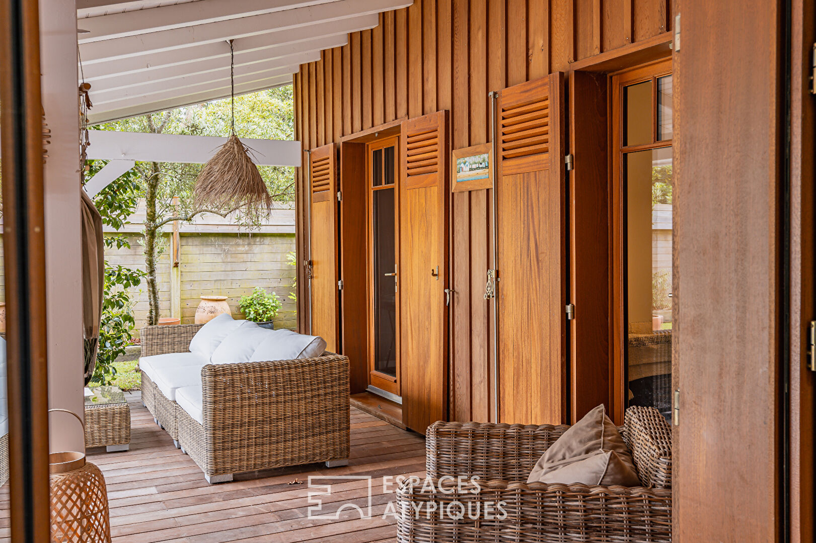 Superb Villa draped in Red Cedar in La Hume