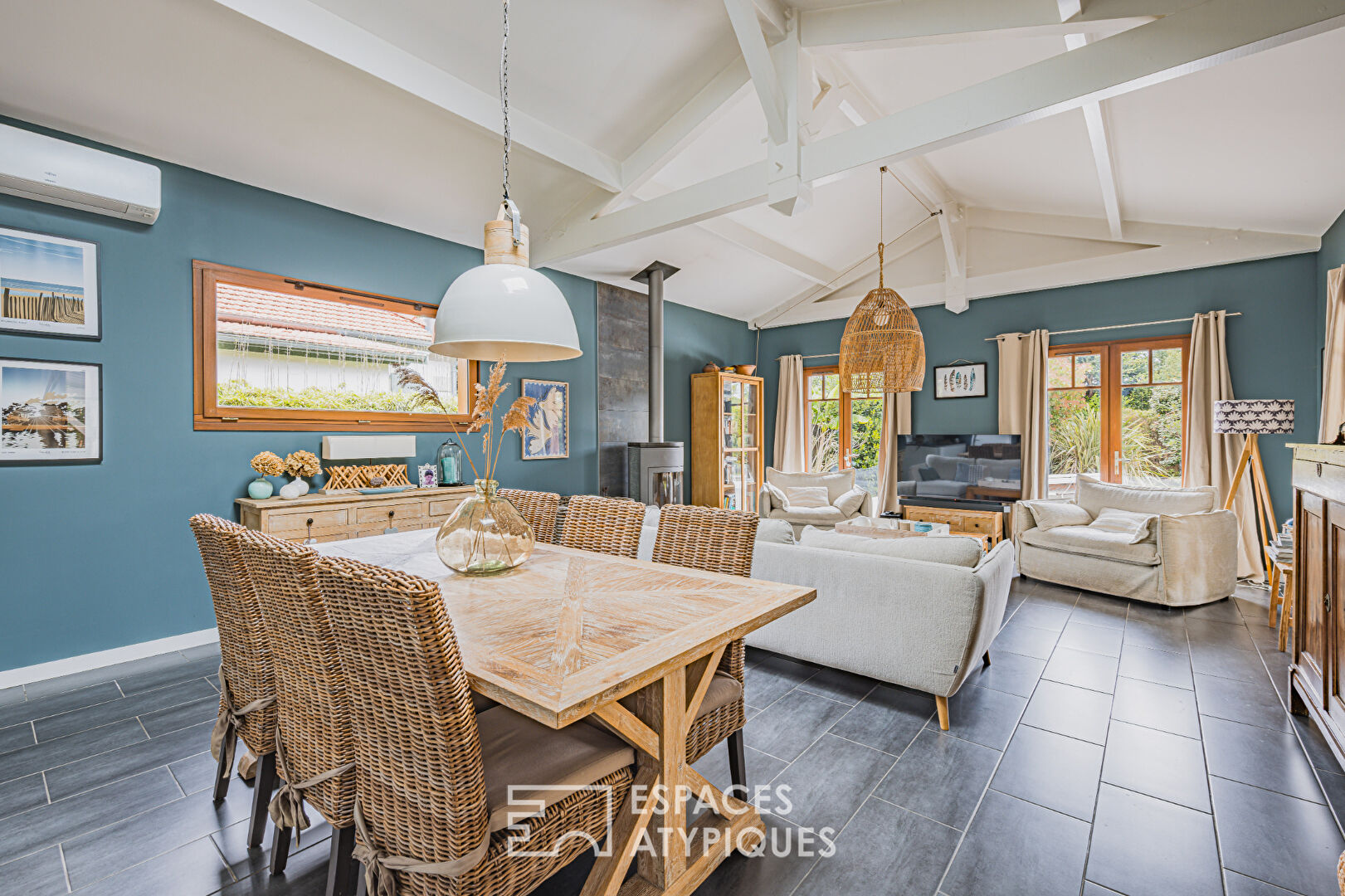 Superb Villa draped in Red Cedar in La Hume