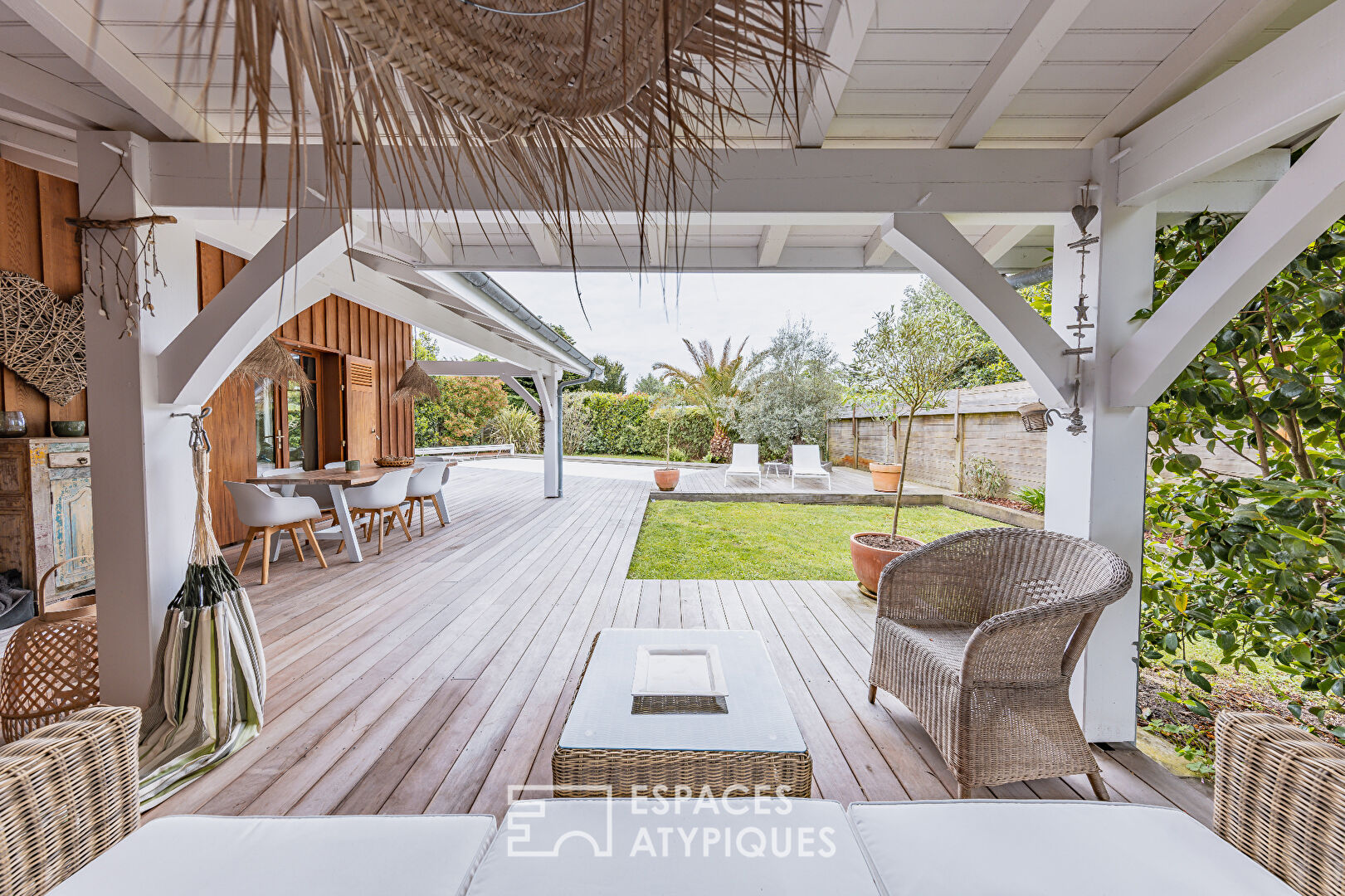 Superb Villa draped in Red Cedar in La Hume