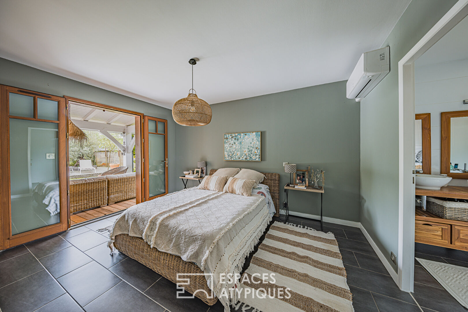 Superb Villa draped in Red Cedar in La Hume