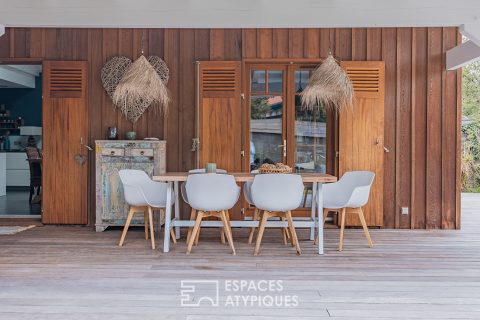 Superb Villa draped in Red Cedar in La Hume