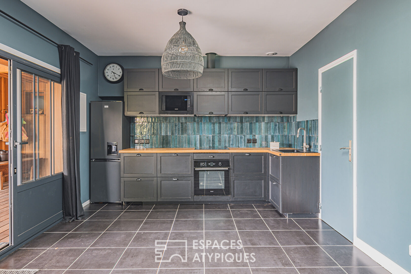 Superb Villa draped in Red Cedar in La Hume