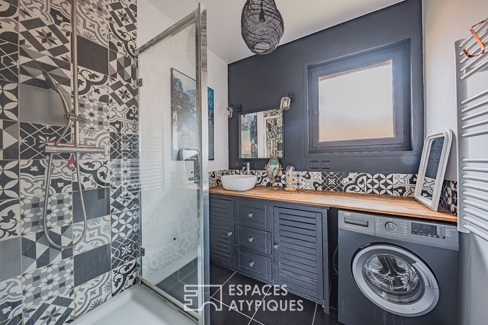 Superb Villa draped in Red Cedar in La Hume