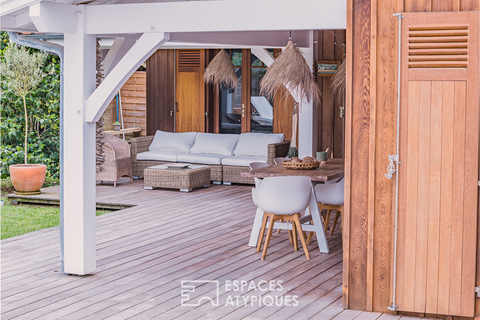 Superb Villa draped in Red Cedar in La Hume