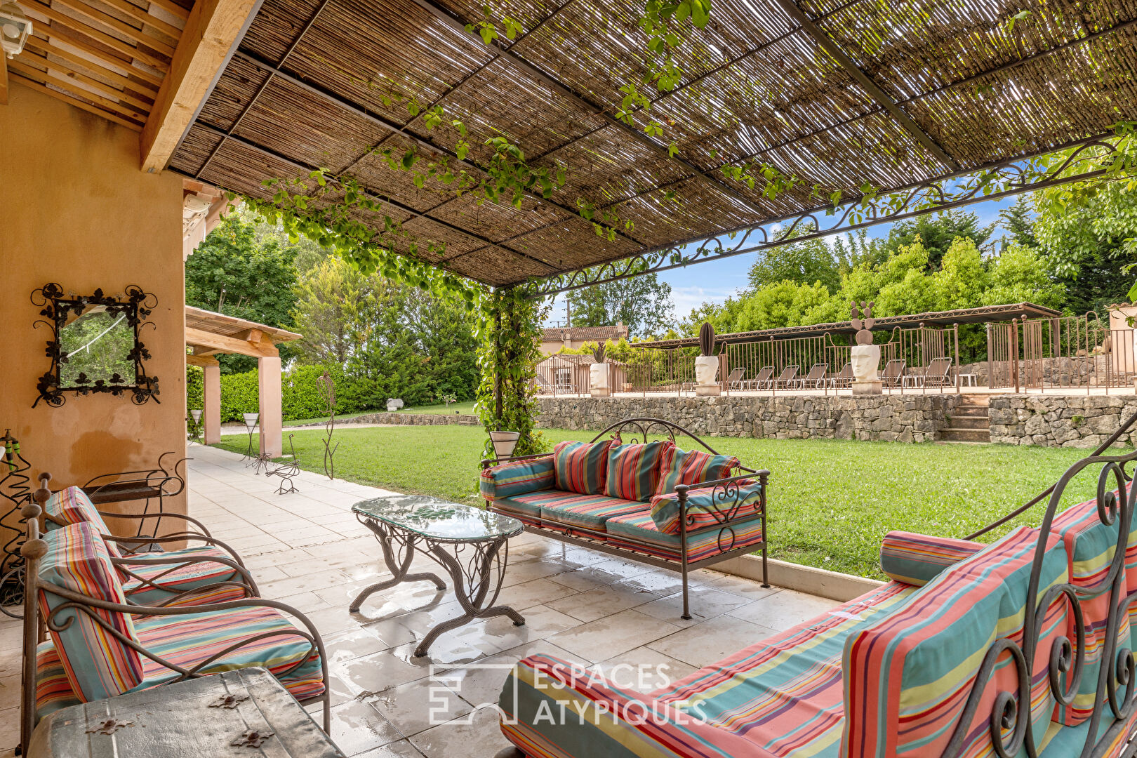 Elegant property, between nature and light