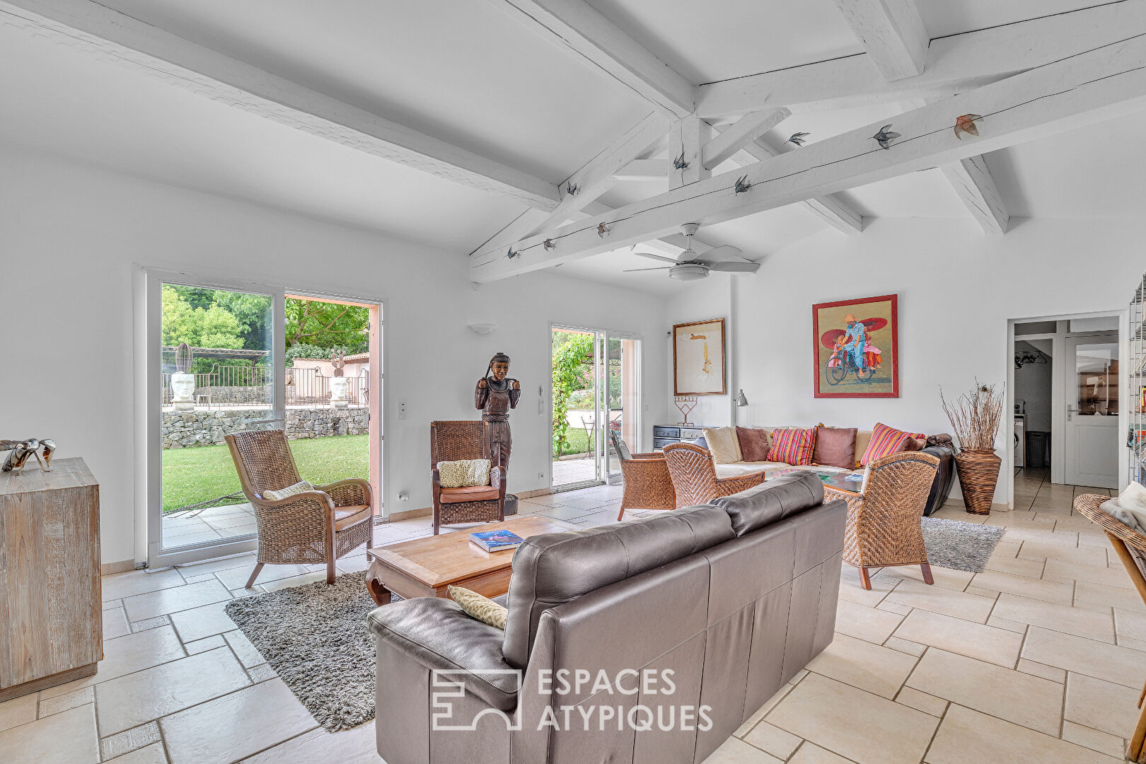 Elegant property, between nature and light