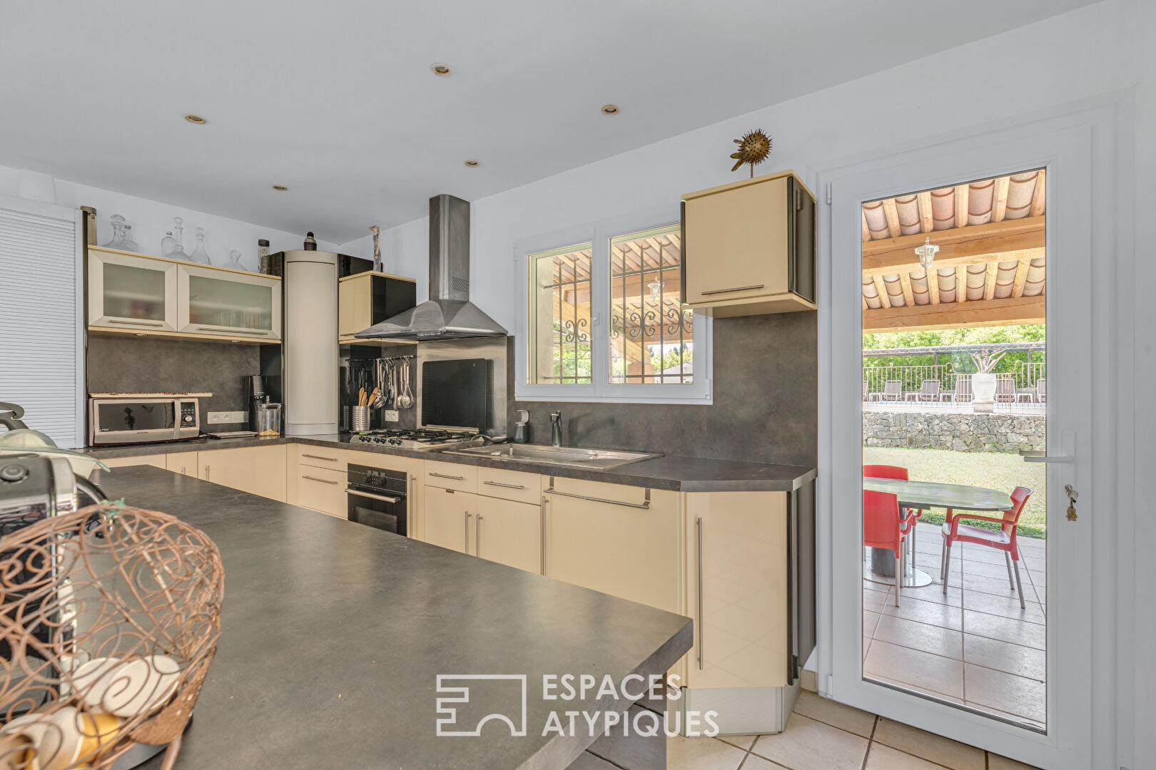 Elegant property, between nature and light