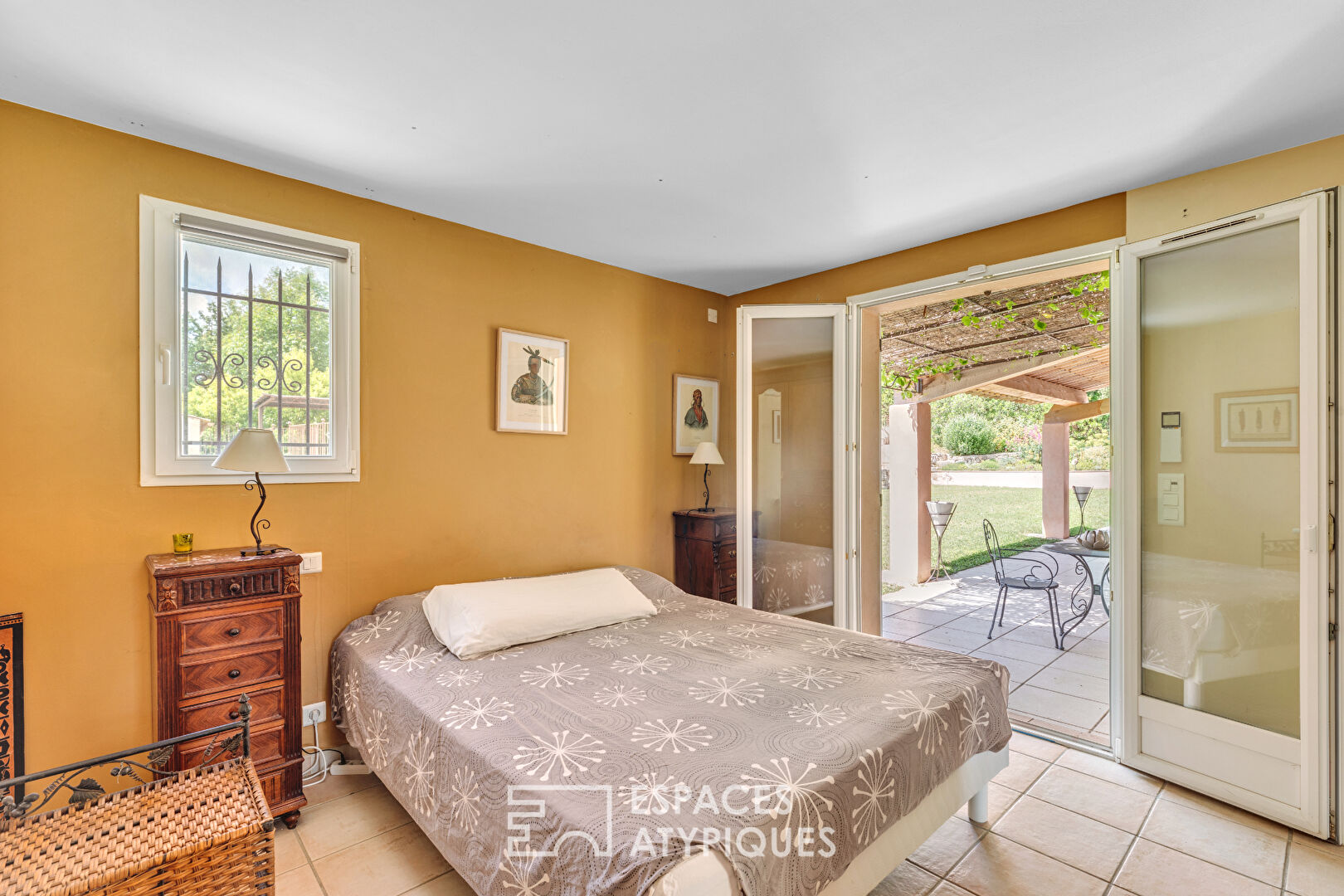 Elegant property, between nature and light