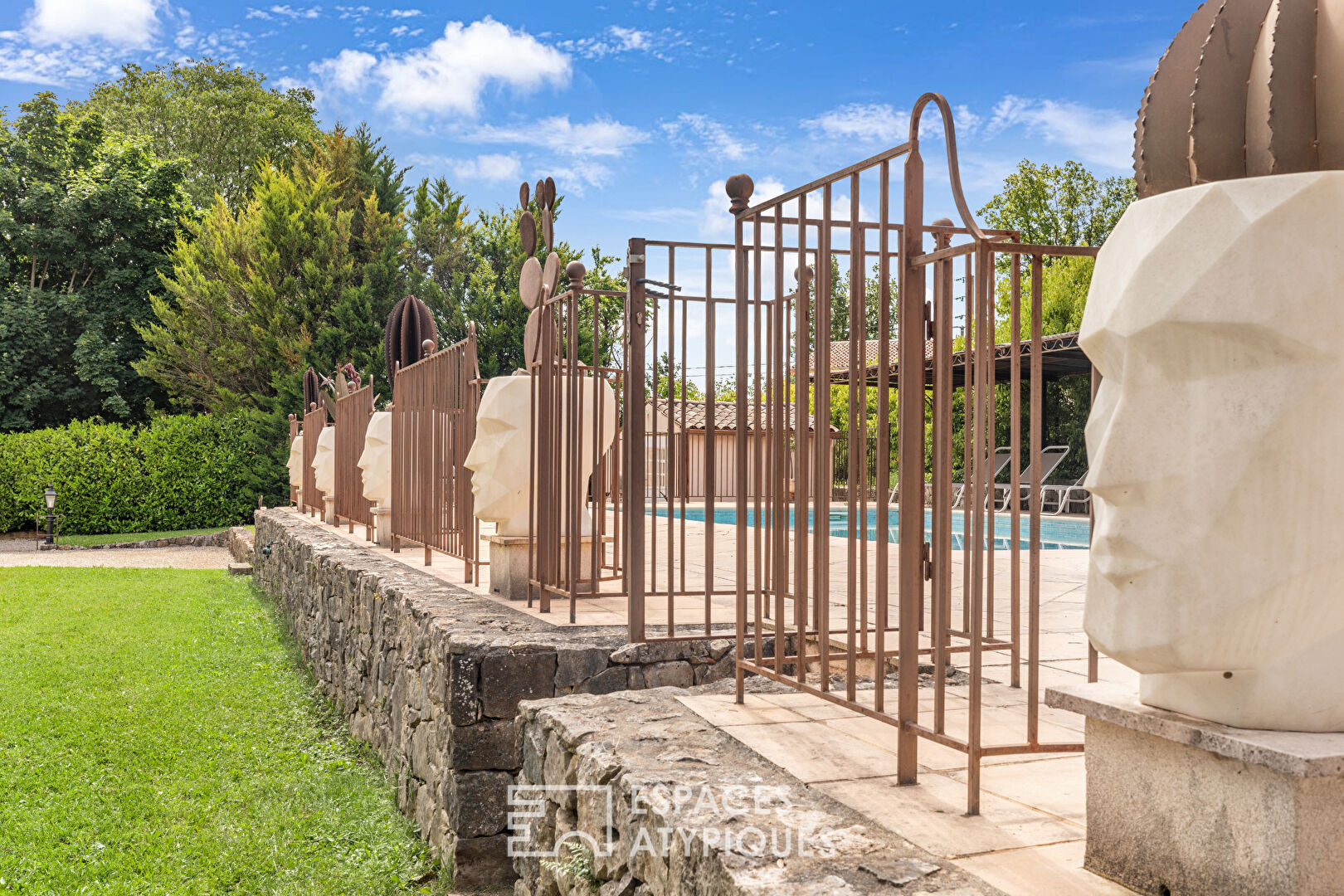 Elegant property, between nature and light