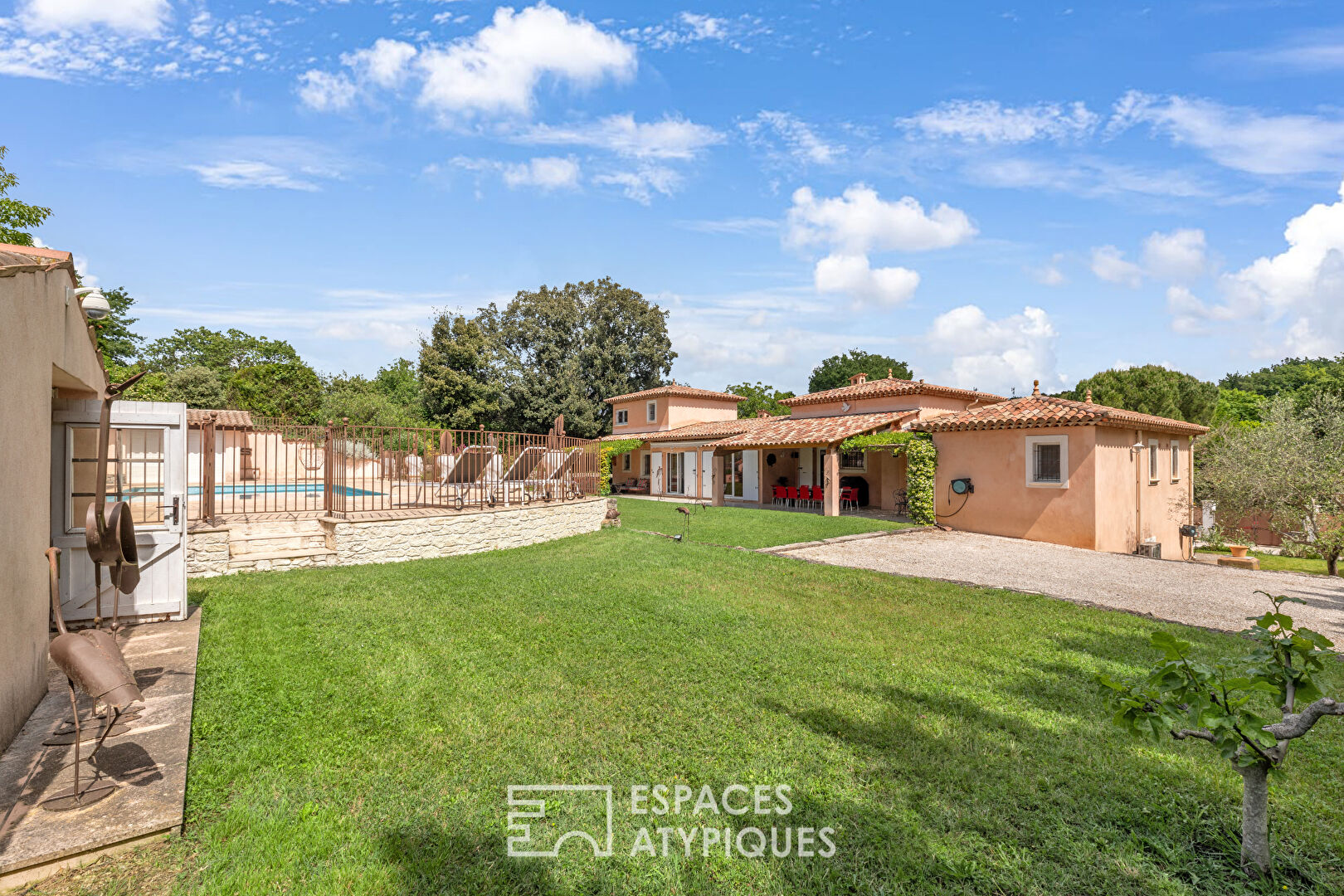 Elegant property, between nature and light