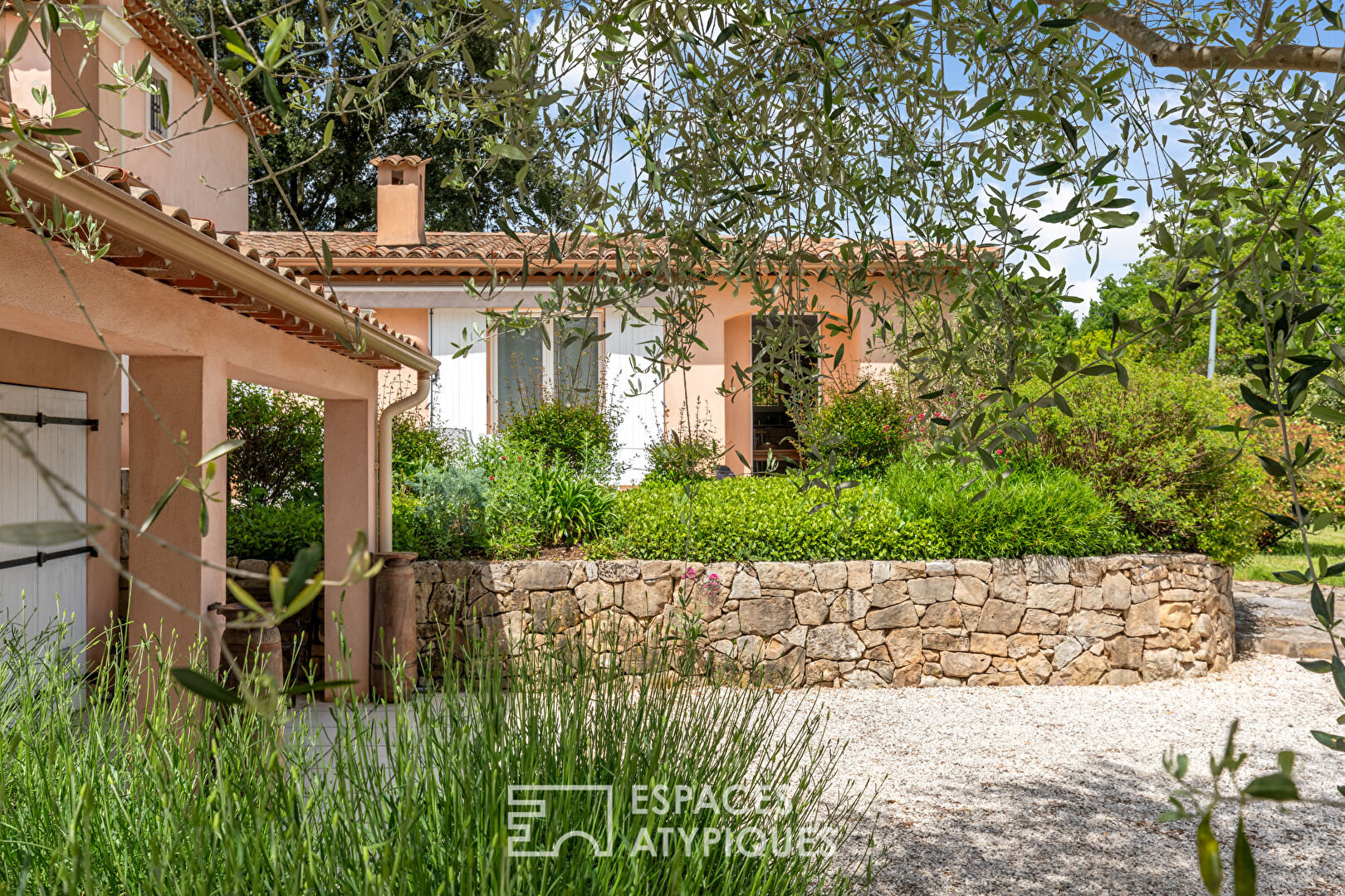 Elegant property, between nature and light