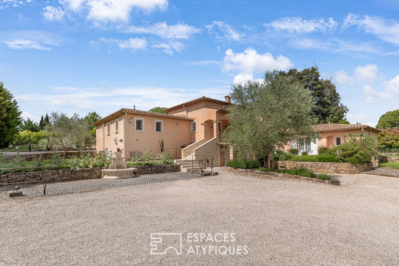 Elegant property, between nature and light