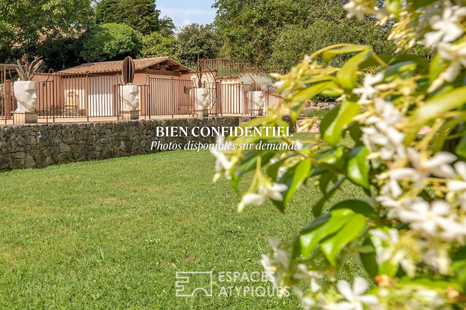 Elegant property, between nature and light