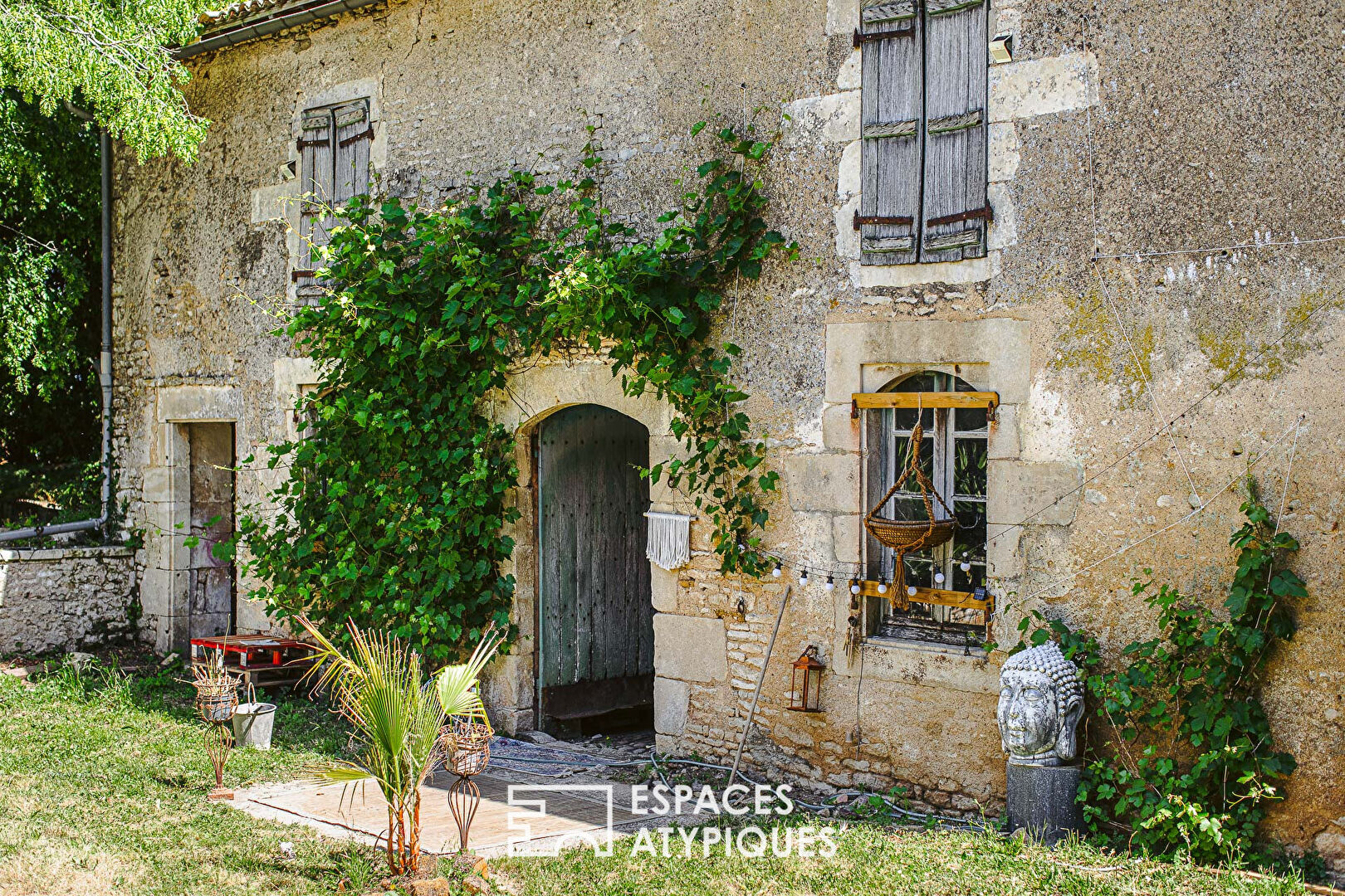 Ancienne demeure lovée dans un écrin de verdure luxuriante