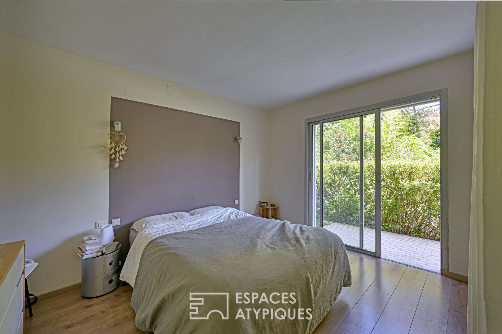 Large house with its annexes in a quiet location close to the village center
