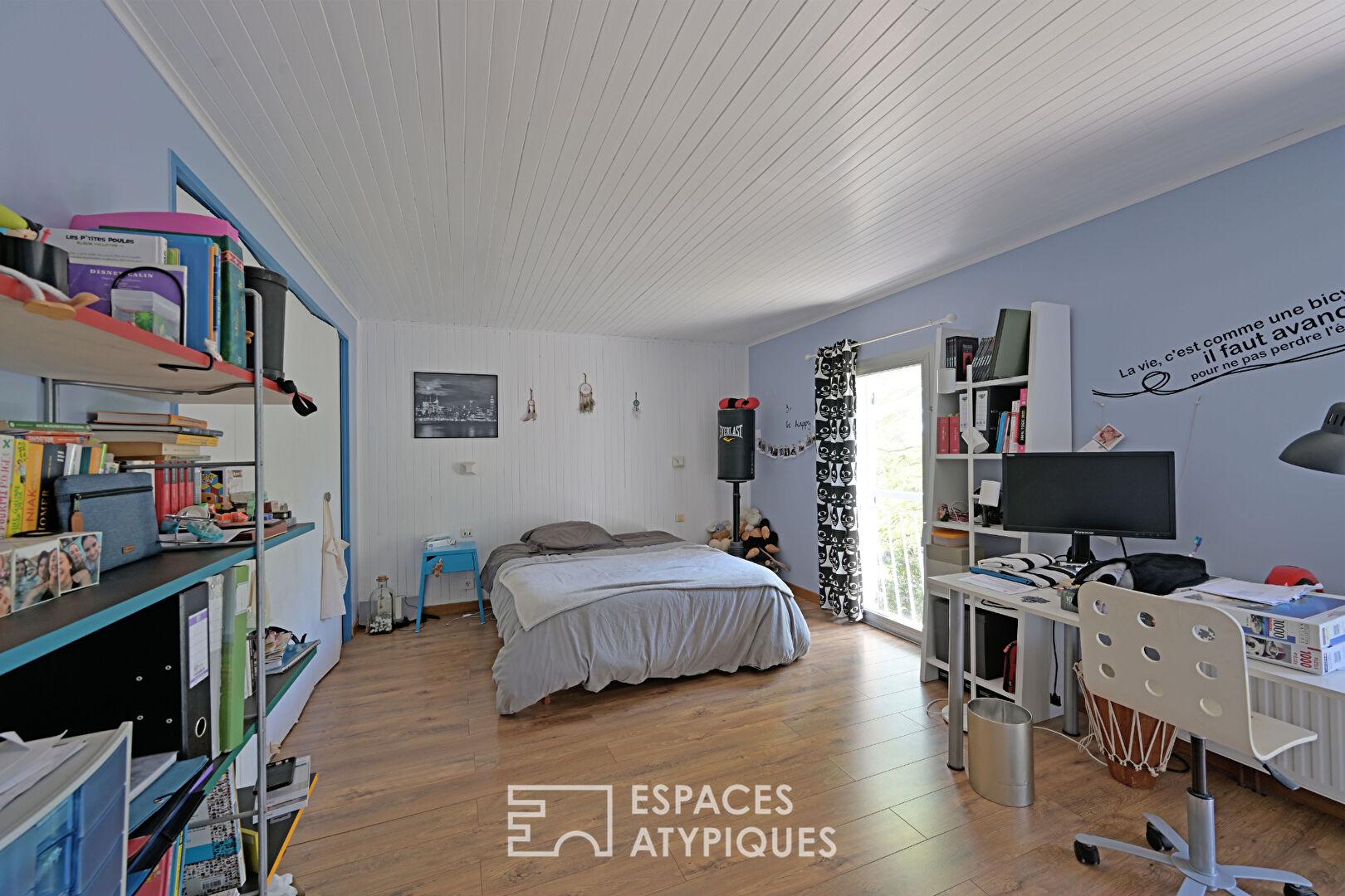 Large house with its annexes in a quiet location close to the village center