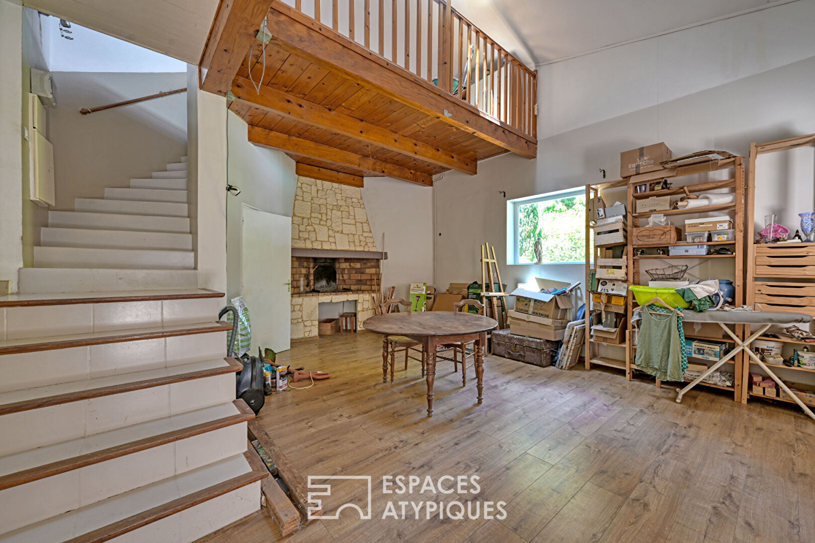 Large house with its annexes in a quiet location close to the village center