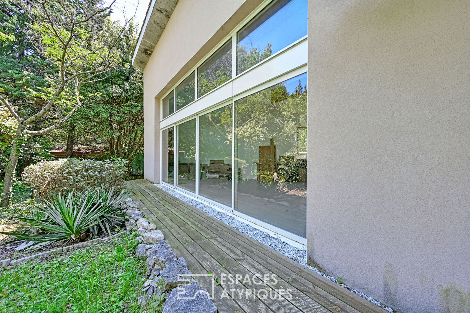 Large house with its annexes in a quiet location close to the village center