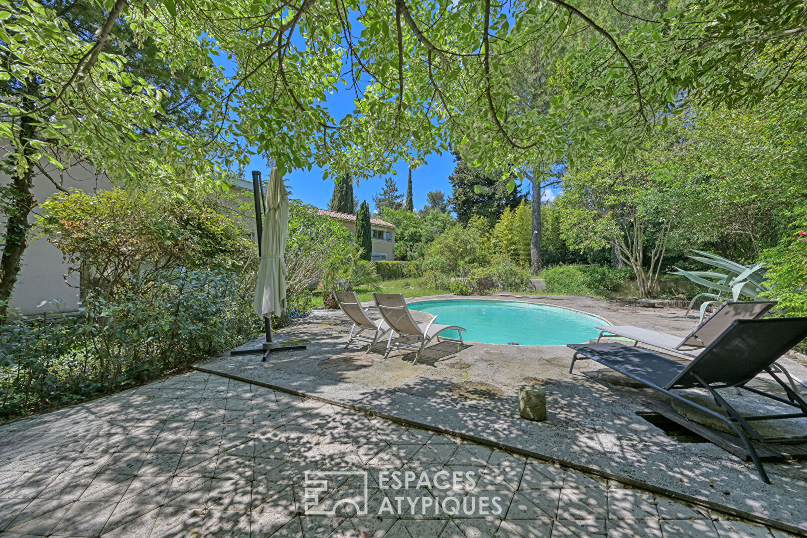 Large house with its annexes in a quiet location close to the village center