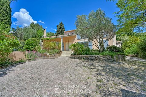 Grande Maison avec ses annexes au calme tout proche du centre du village