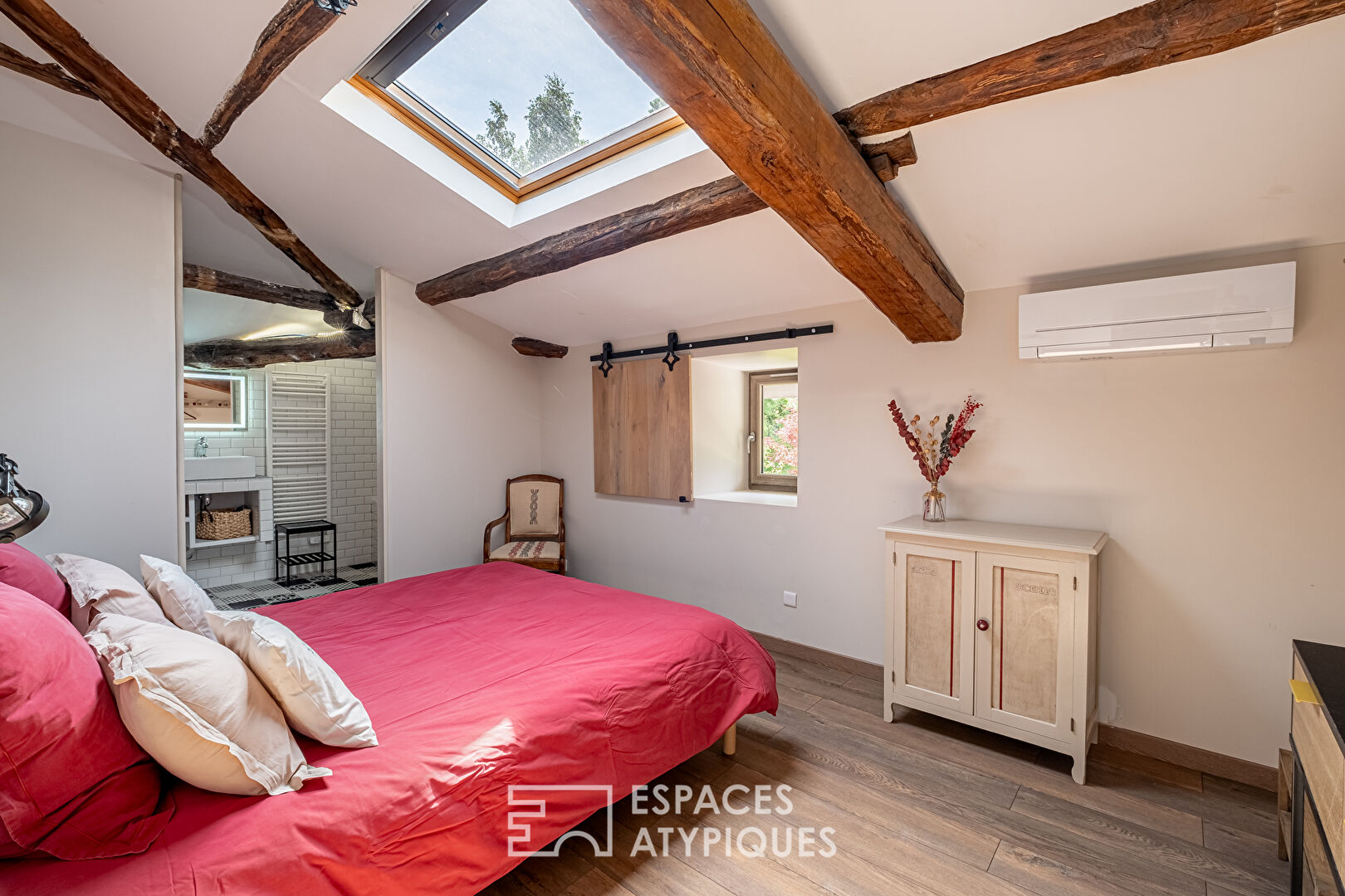 Auberge de caractère fin XVIIIeme siècle entièrement rénovée avec jardin paysagé au coeur du village