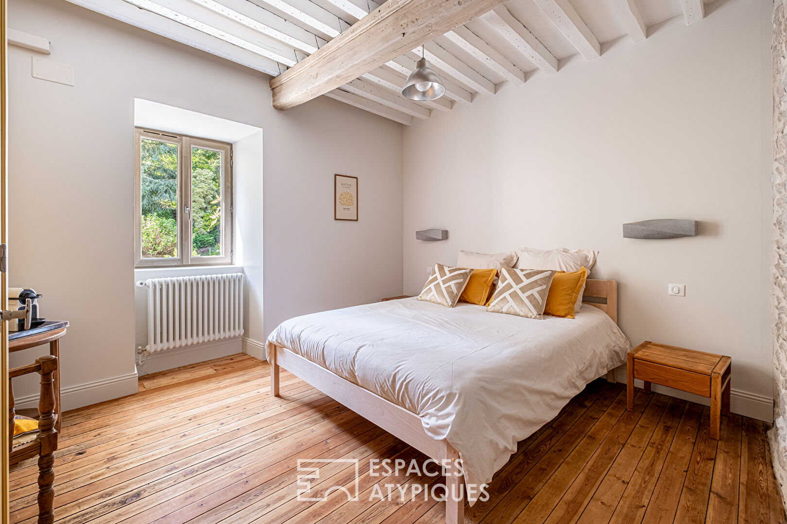 Auberge de caractère fin XVIIIeme siècle entièrement rénovée avec jardin paysagé au coeur du village