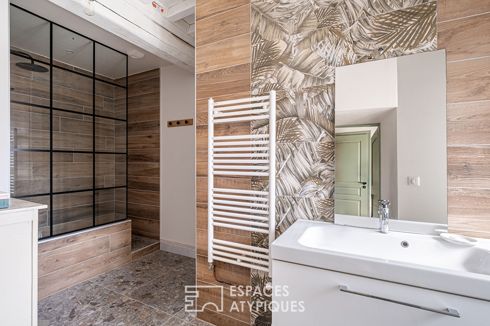 Auberge de caractère fin XVIIIeme siècle entièrement rénovée avec jardin paysagé au coeur du village
