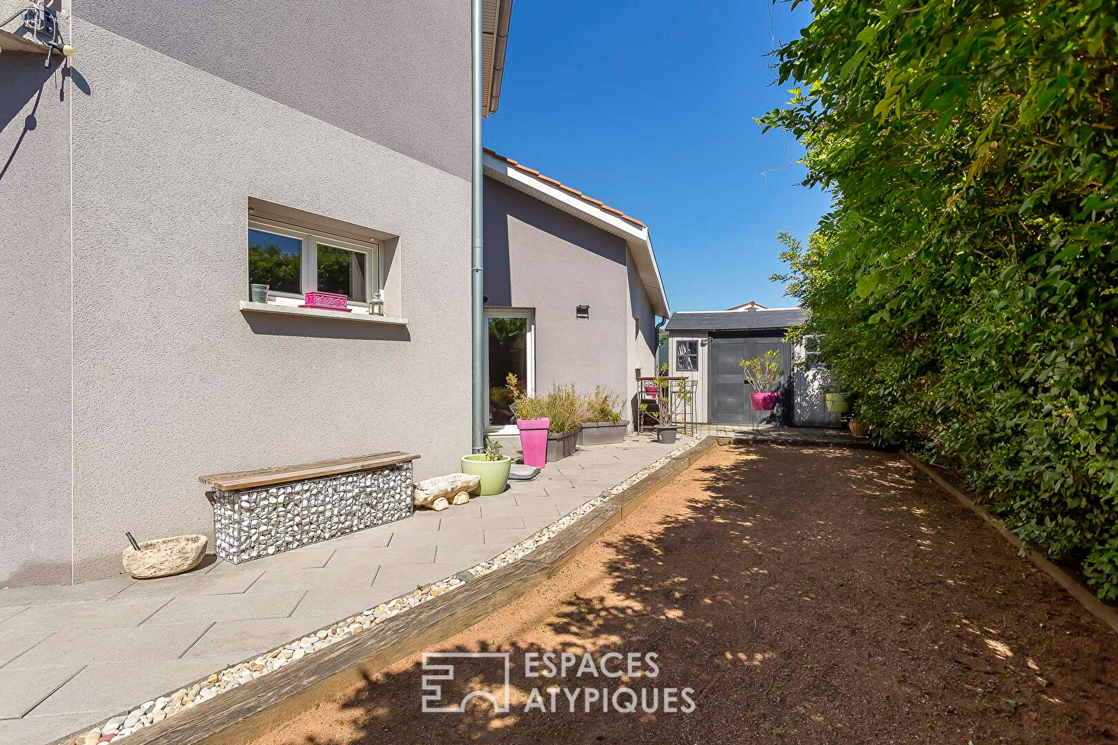 Contemporary house with garden and swimming pool