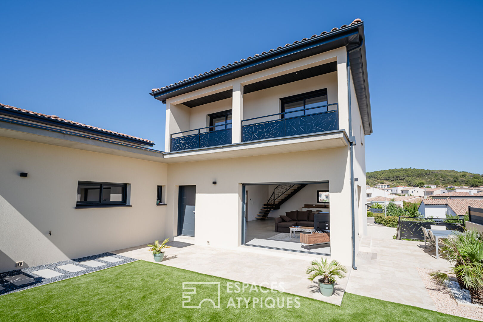 New contemporary villa with unobstructed views of the heights of Narbonne