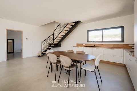 New contemporary villa with unobstructed views of the heights of Narbonne