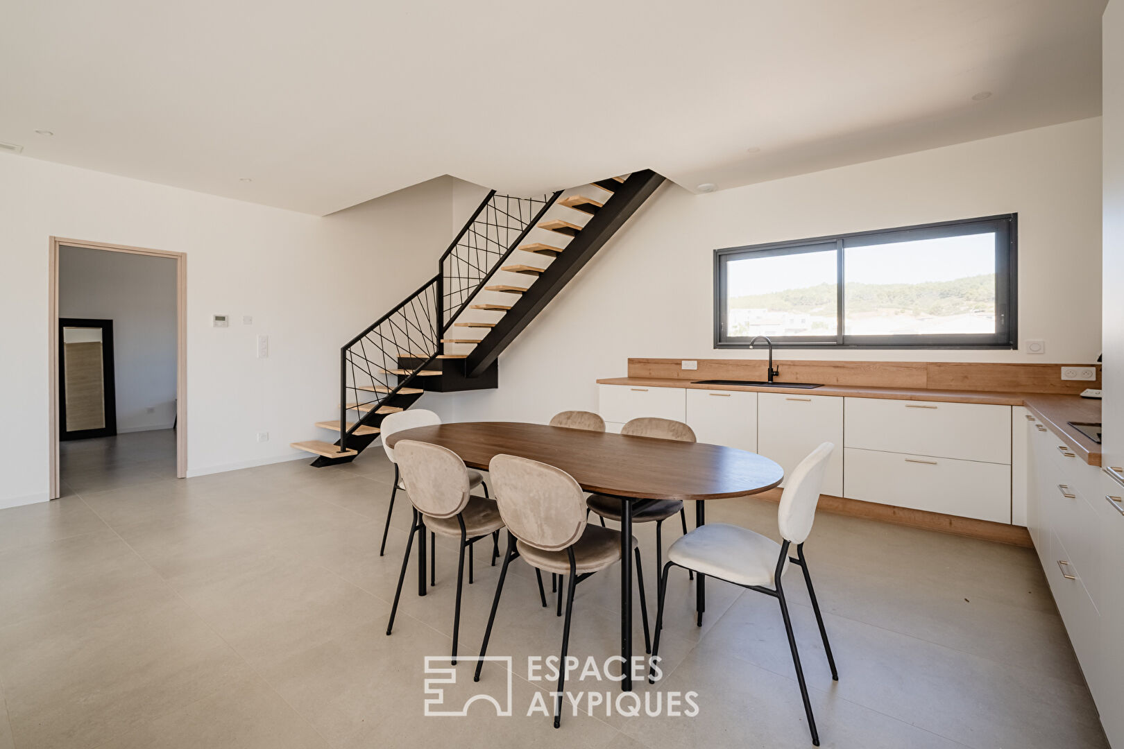 New contemporary villa with unobstructed views of the heights of Narbonne