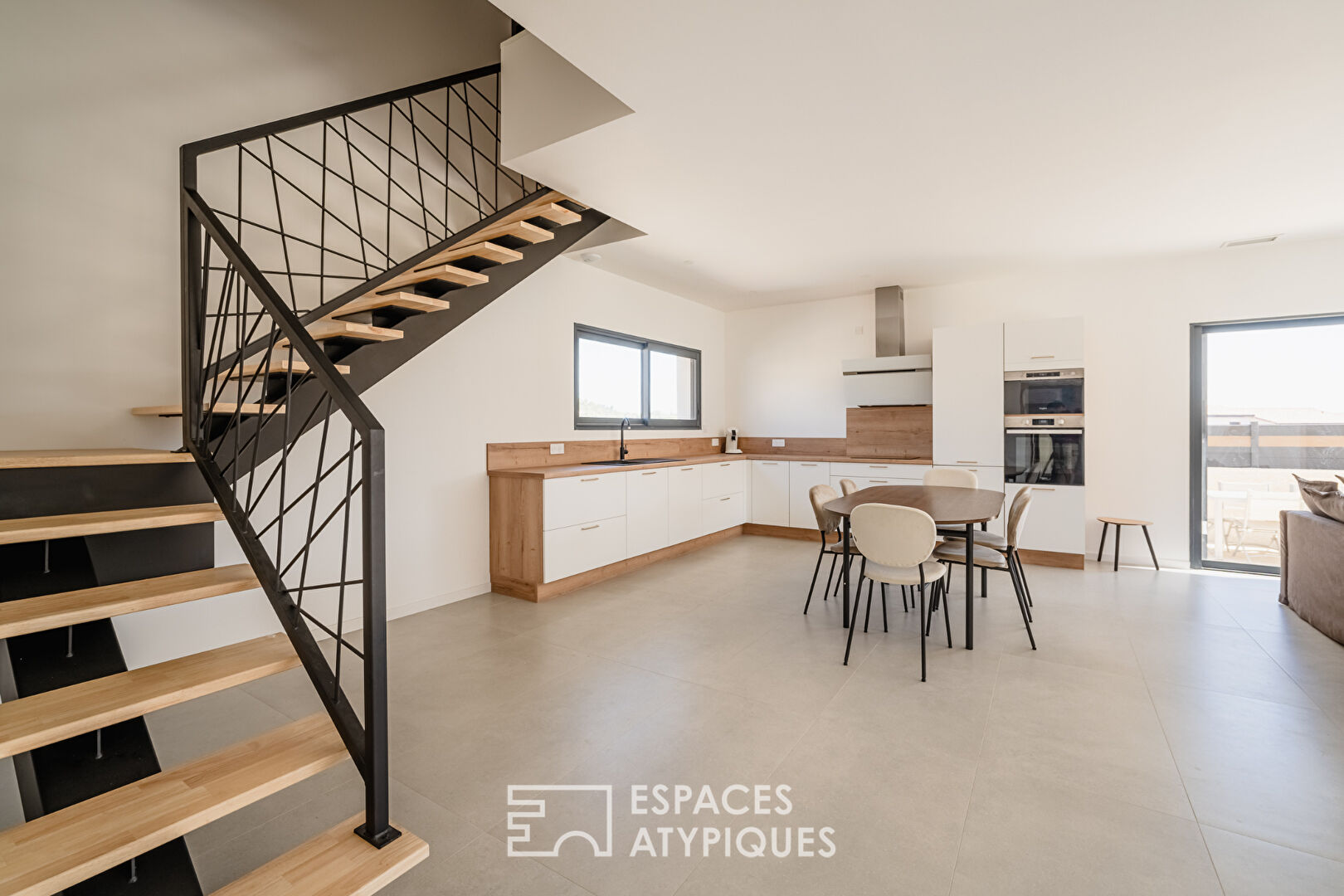 New contemporary villa with unobstructed views of the heights of Narbonne