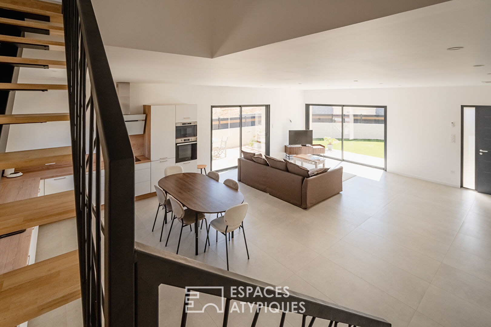 New contemporary villa with unobstructed views of the heights of Narbonne