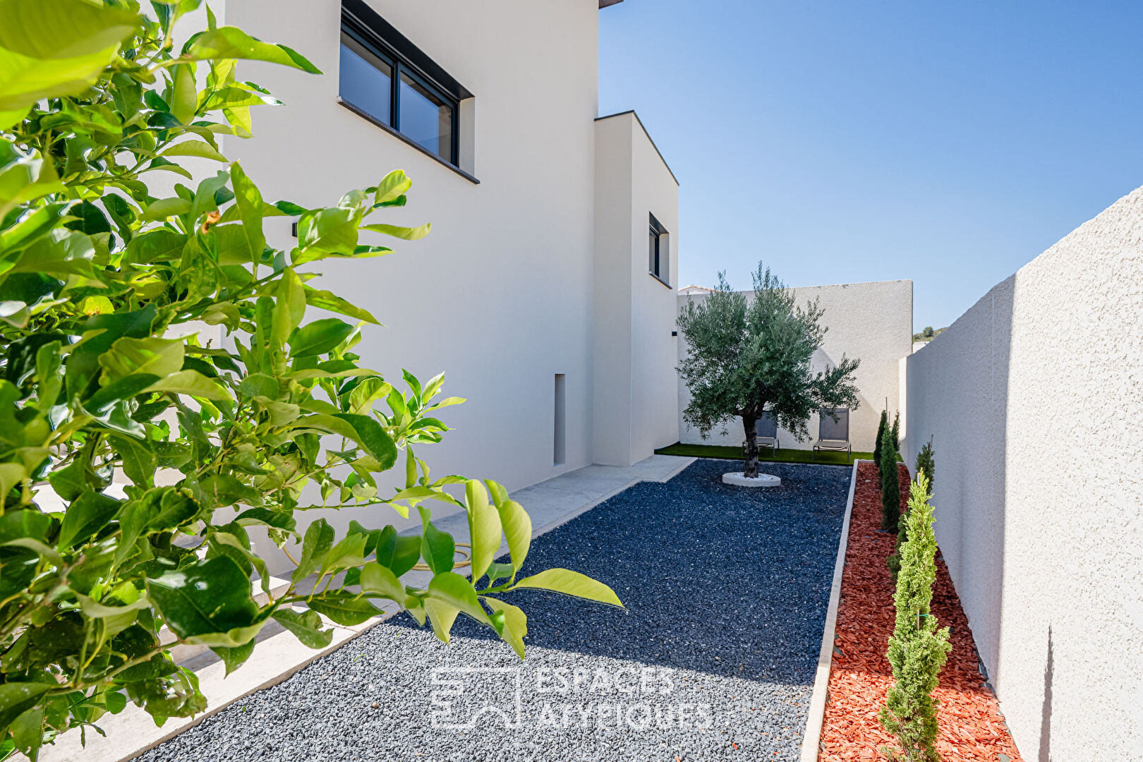 New contemporary villa with unobstructed views of the heights of Narbonne