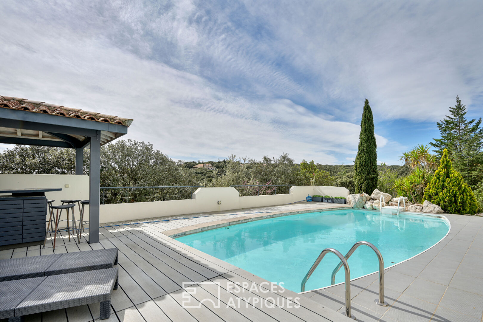 Art of living in the heart of the scrubland: house with views, workshop and swimming pool