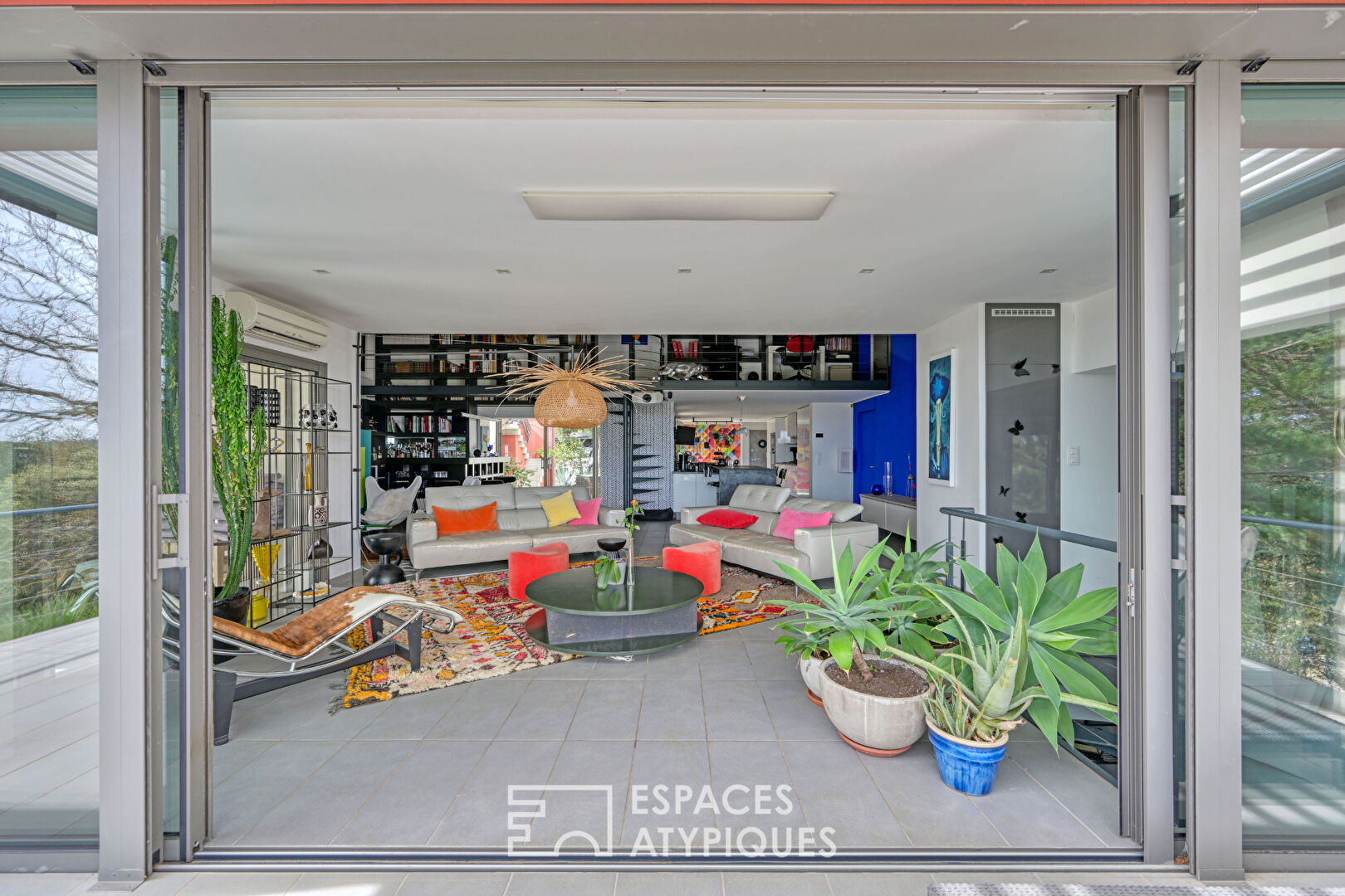 Art of living in the heart of the scrubland: house with views, workshop and swimming pool