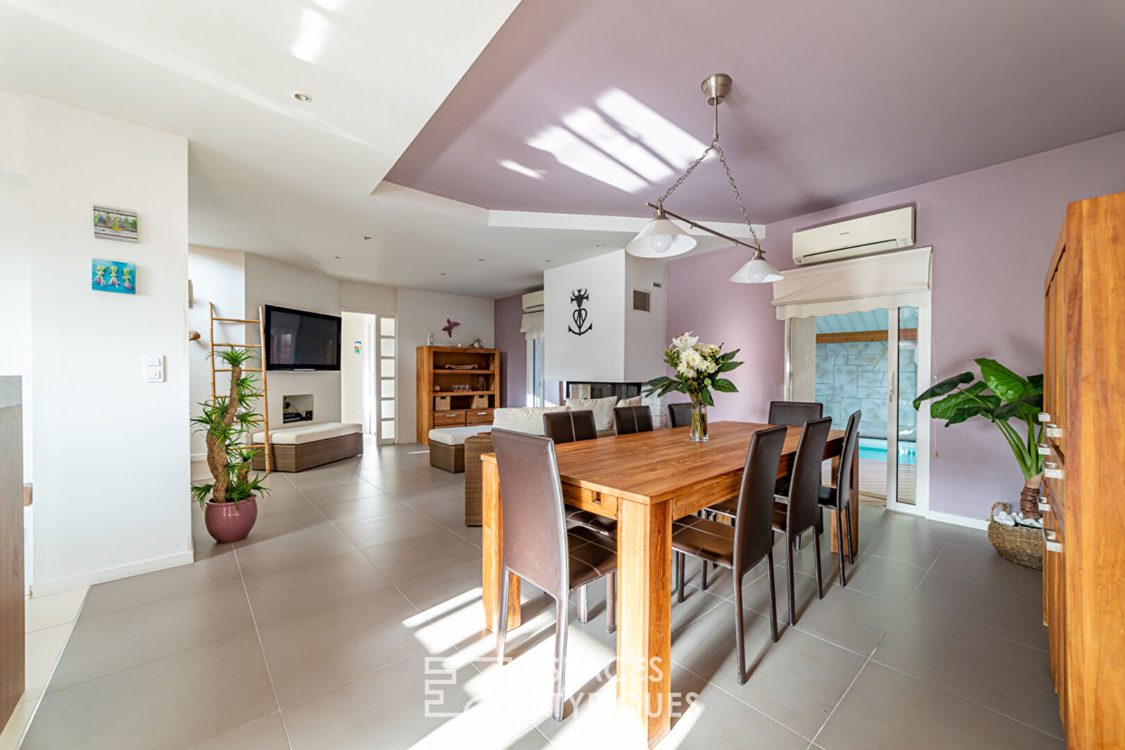 Large family house in the heart of the village with swimming pool and independent studio