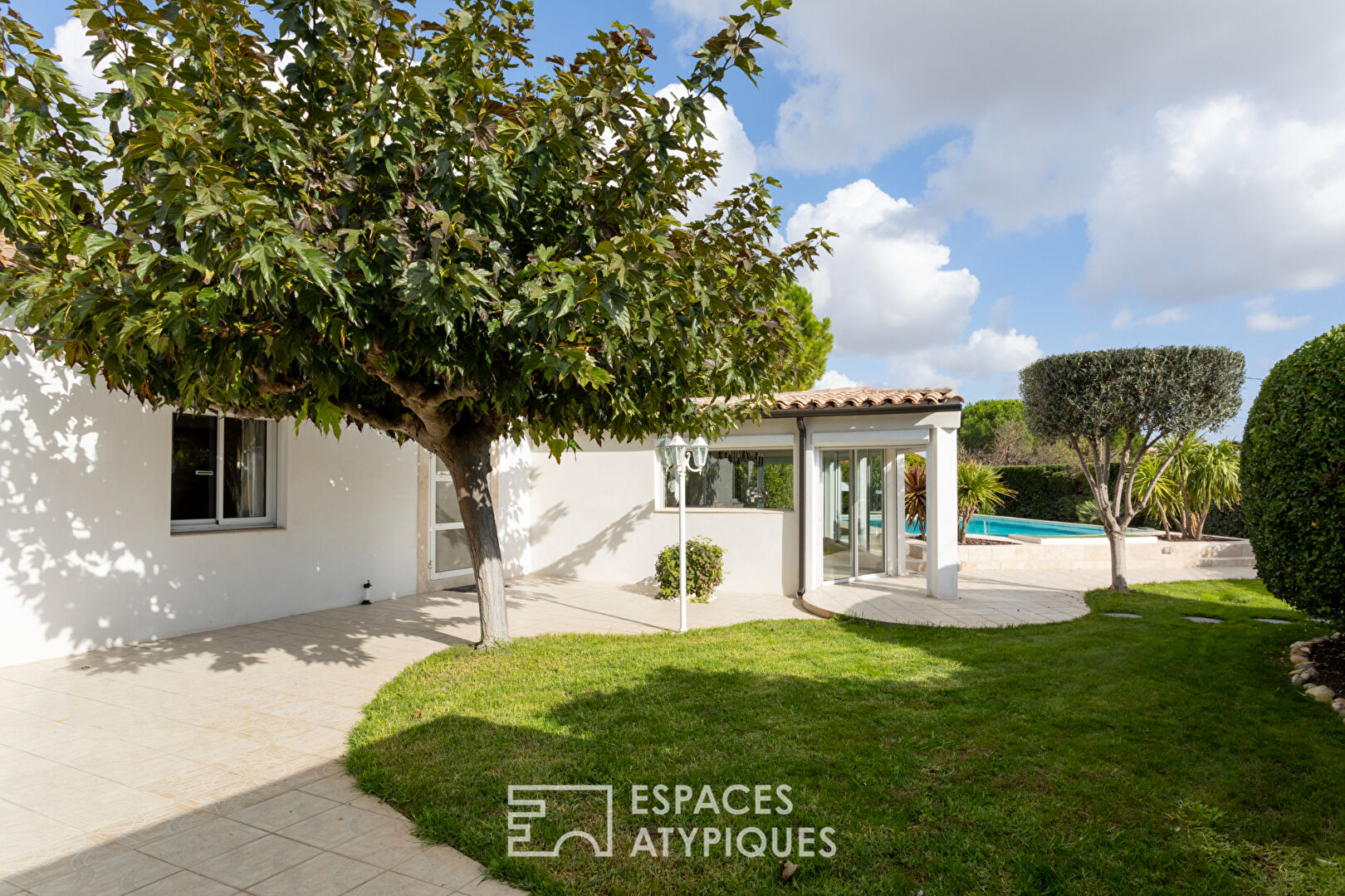 Luxury single-story villa with swimming pool – a few minutes from the sea