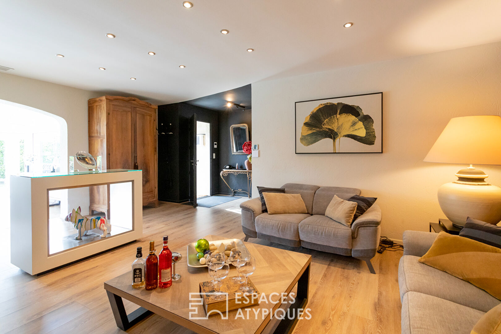 Luxury single-story villa with swimming pool – a few minutes from the sea