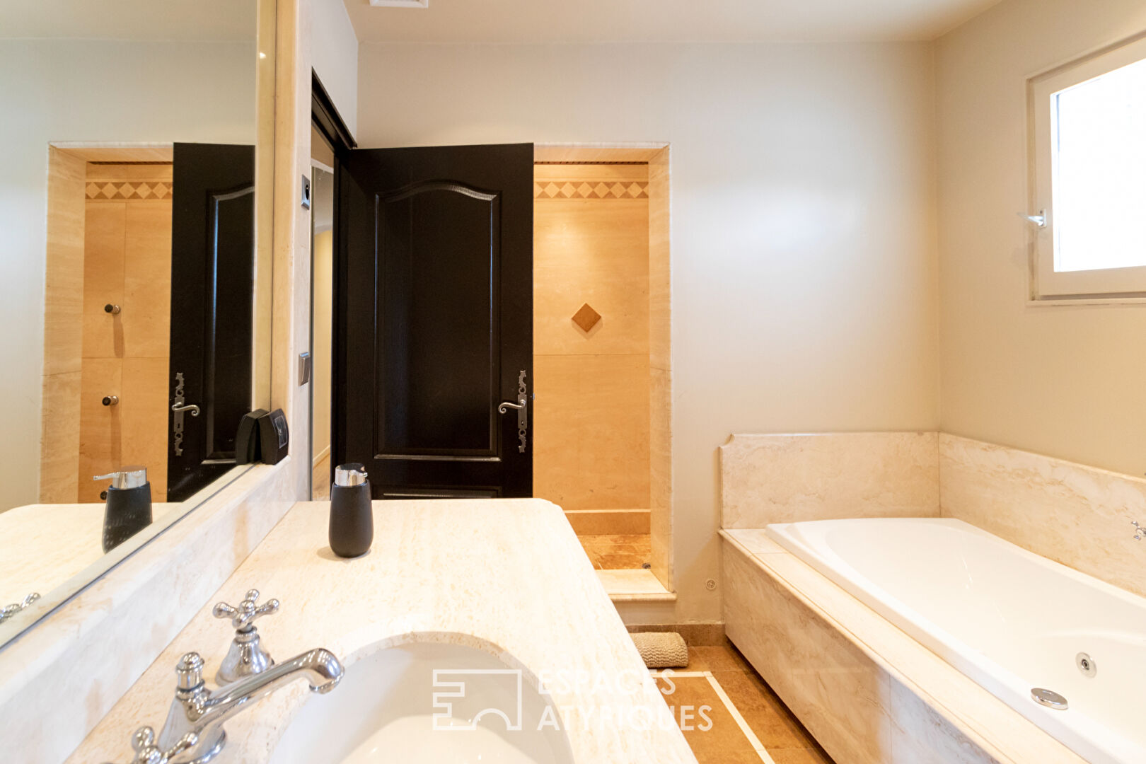 Luxury single-story villa with swimming pool – a few minutes from the sea