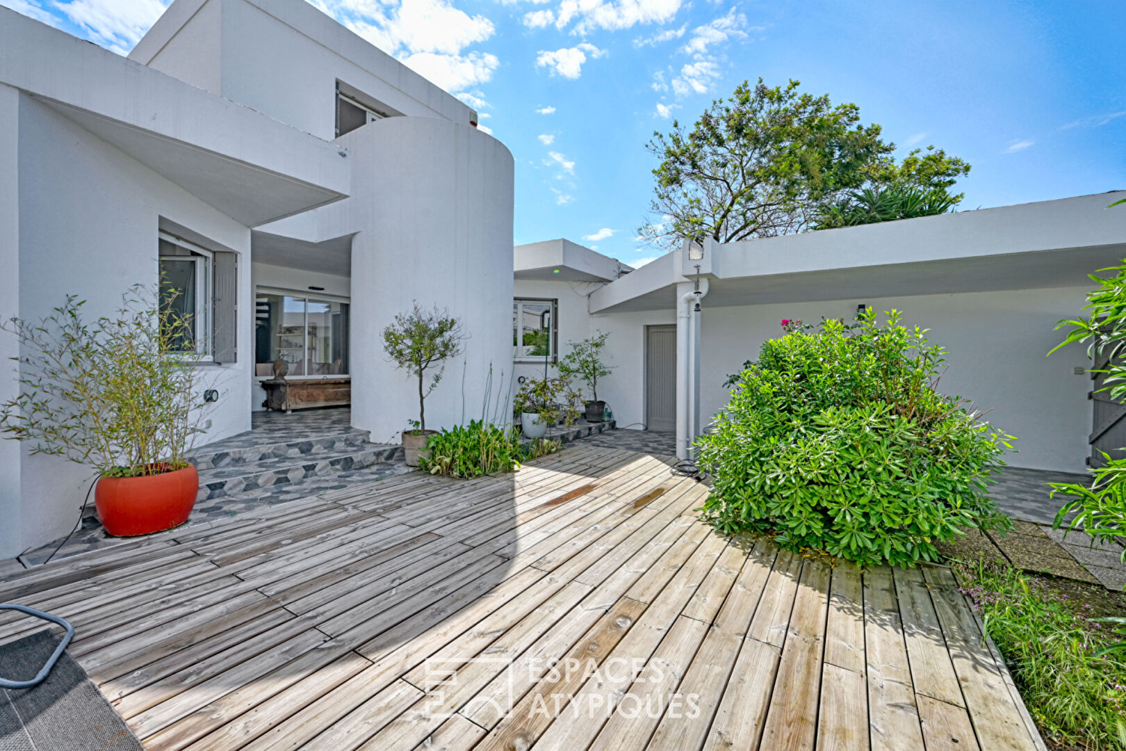 Bright house with outbuilding close to the sea