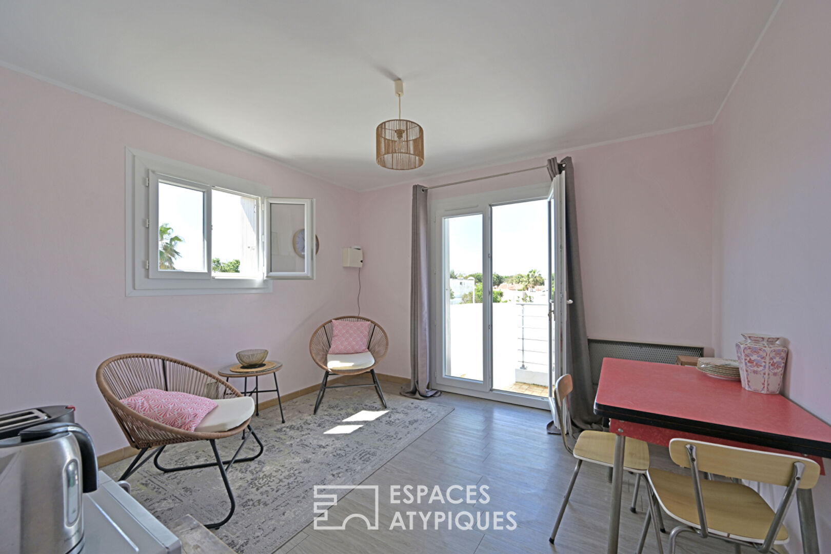 Bright house with outbuilding close to the sea
