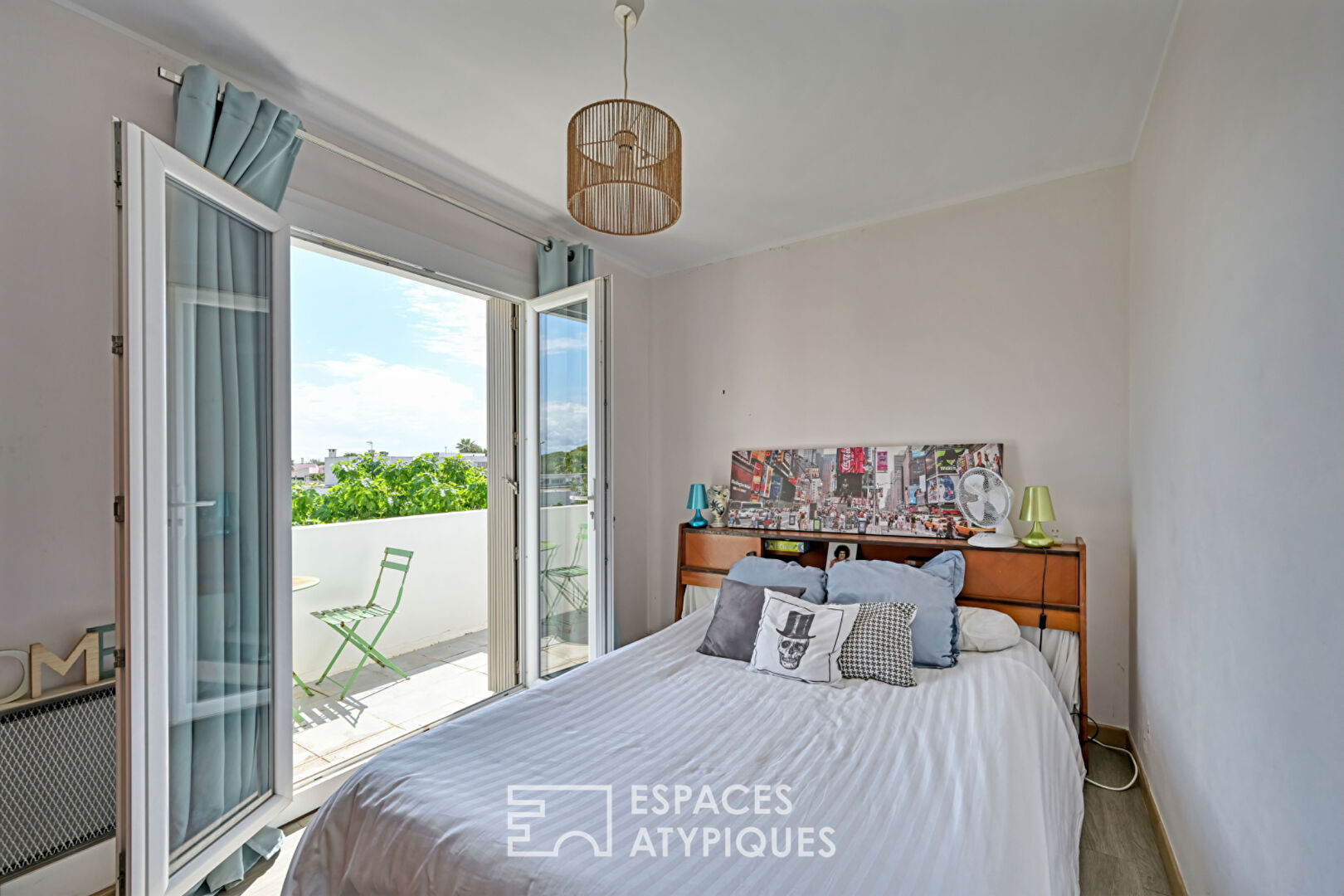 Bright house with outbuilding close to the sea