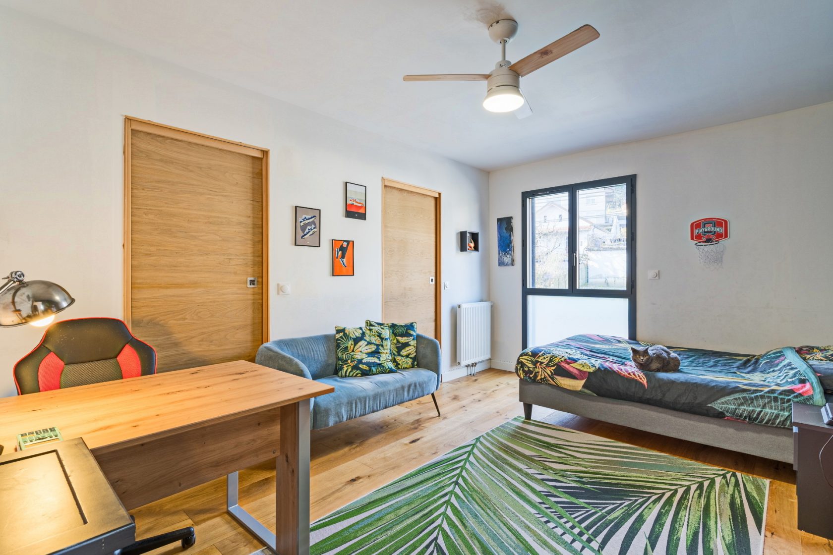 Maison contemporaine en ville avec terrasse et jardin