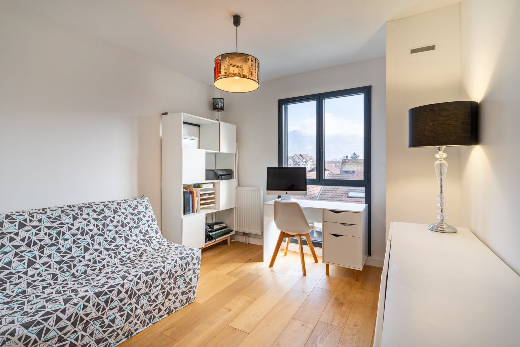 Maison contemporaine en ville avec terrasse et jardin