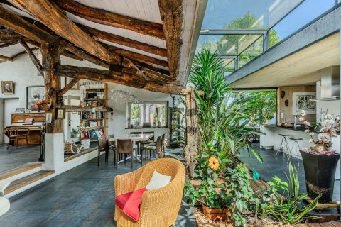 Former stable enhanced and enlarged, between authenticity and contemporary audacity